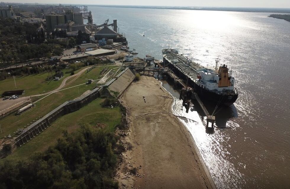 Un buque de 25 mil toneladas de harina quedó varado en el río Paraná