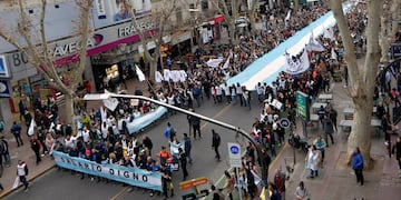 La protesta convocó, el martes a trabajadores de la salud, de la educación, bancarios y de la administración pública, por las calles de Mendoza en reclamo de mejoras salariales. El miércoles el paro docente es del 90%.