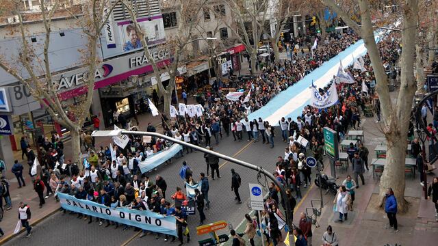 La protesta convocó, el martes a trabajadores de la salud, de la educación, bancarios y de la administración pública, por las calles de Mendoza en reclamo de mejoras salariales. El miércoles el paro docente es del 90%.