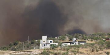 Incendio en Córdoba. El fuego avanza y complica casas en Playas de Oro. (Yanina Aguirre / Corresponsal Carlos Paz La Voz)