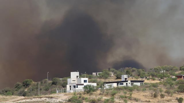 Incendio en Córdoba. El fuego avanza y complica casas en Playas de Oro. (Yanina Aguirre / Corresponsal Carlos Paz La Voz)