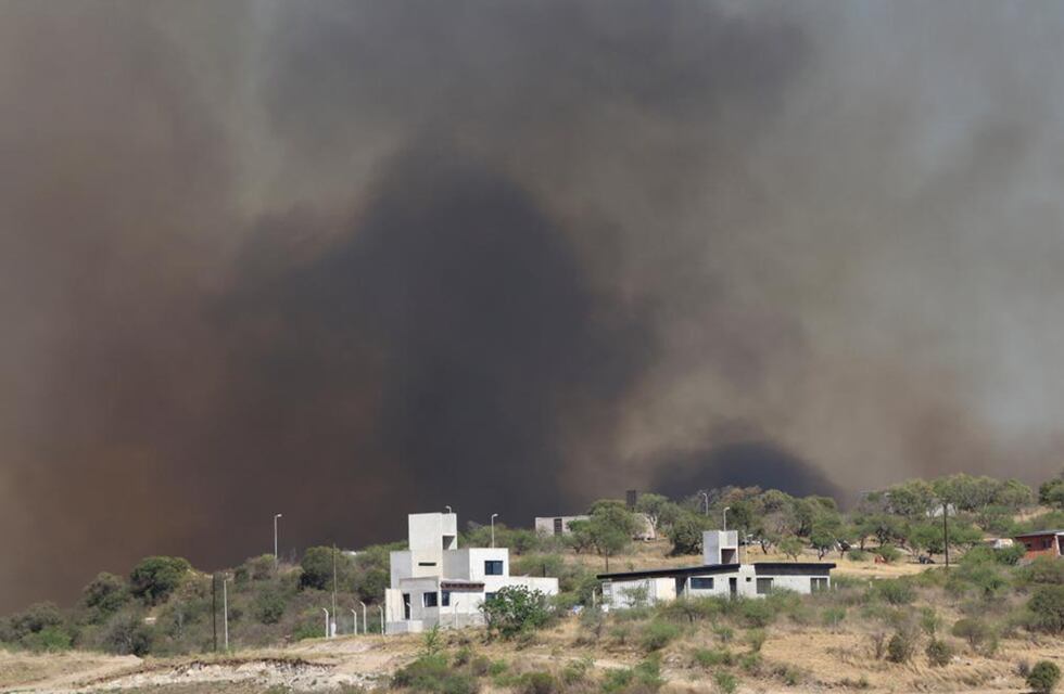 Carlos Paz: el incendio forestal alcanzó viviendas y hay evacuados