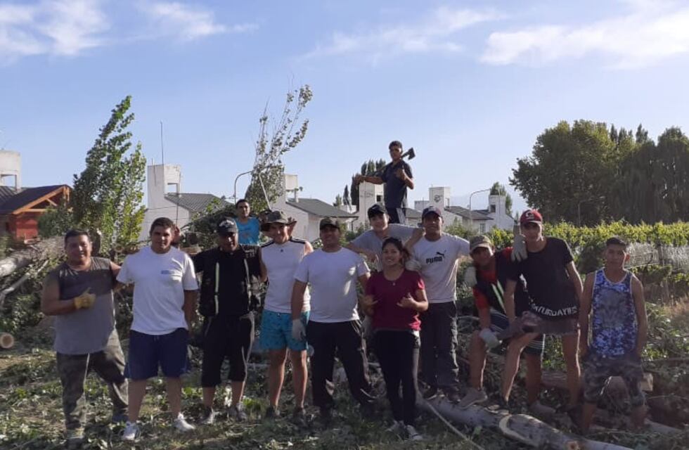 Bomberos Voluntarios iniciaron una cruzada solidaria para ayudar a familias que viven en un basural