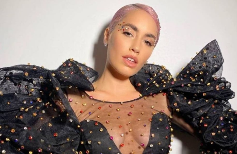 El día que Lali Espósito sorprendió con un vestido negro con transparencias y brillantes