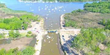 Terror por la aparición de un “cadáver” en el canal de Ensenada.
