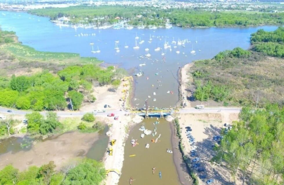 Vecinos de La Plata se asustaron al ver un “cadáver” en el canal de Ensenada, pero todo resultó ser una broma