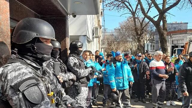 El personal del servicio municipal fue a manifestarse sobre La Paz al 1400.