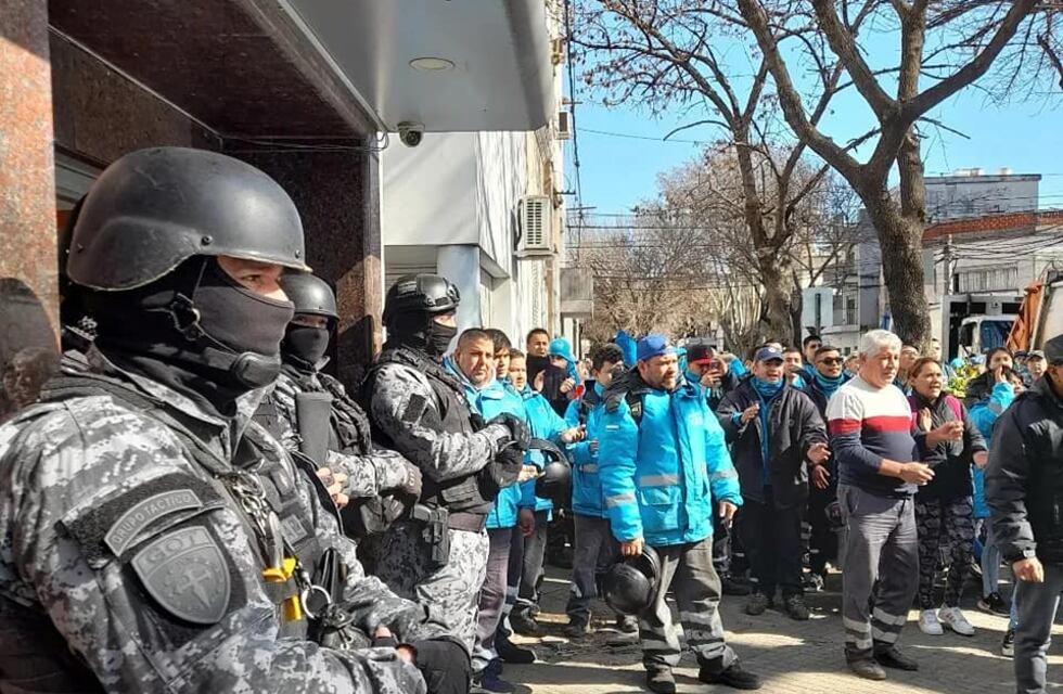 Balacera y bloqueo en Rosario: allanan sedes de camioneros y recolectores
