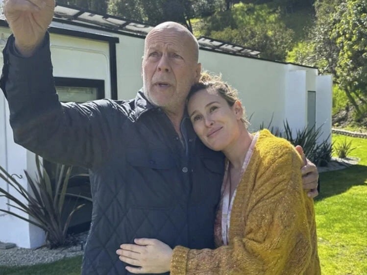 La familia de Bruce se volvió sus sostén.