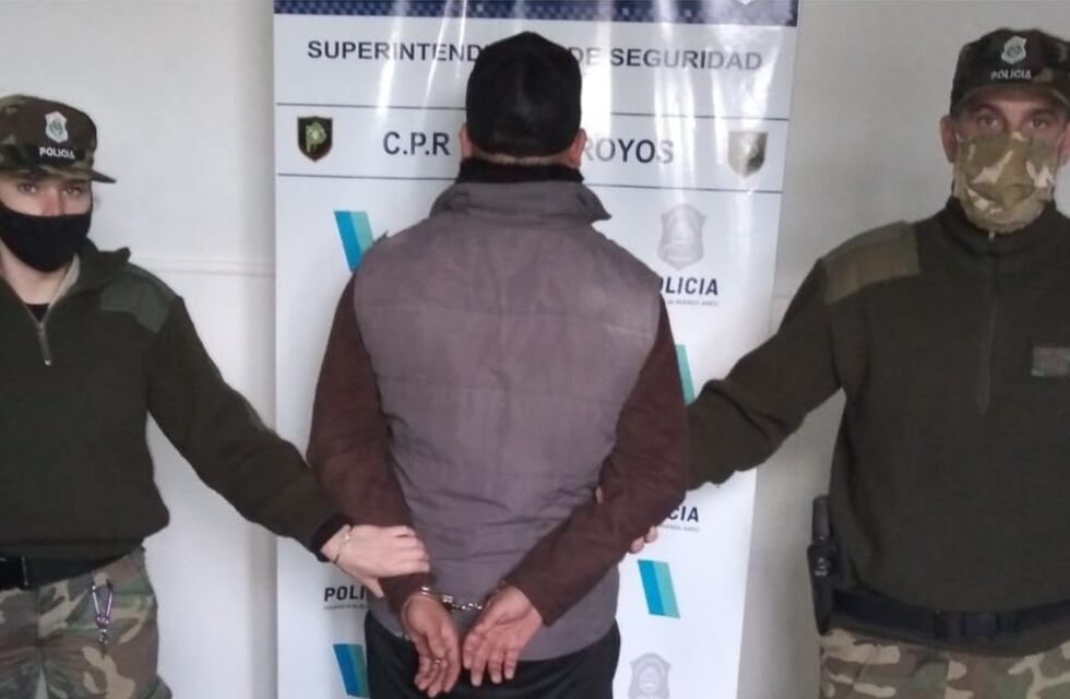 Era buscado por abuso de arma y robo y fue detenido en un control vehicular