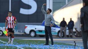 El Talleres dirigido de manera interina por Mariano Levisman se salvó de milagro en el arranque del partido con Estudiantes (Facundo Luque / La Voz)