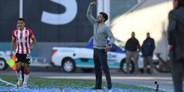 El Talleres dirigido de manera interina por Mariano Levisman se salvó de milagro en el arranque del partido con Estudiantes (Facundo Luque / La Voz)