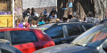 Trastornos y caos vehicular a la salida y entrada de colegios.
Continúan los autos estacionados en doble y triple fila, a la hora de retirar o dejar a los alumnos en el horario de las escuelas.
En las foto, la cuadra de San Lorenzo, a la altura de Escuela Quintana.
Foto: Orlando Pelichotti