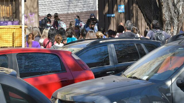 Trastornos y caos vehicular a la salida y entrada de colegios.
Continúan los autos estacionados en doble y triple fila, a la hora de retirar o dejar a los alumnos en el horario de las escuelas.
En las foto, la cuadra de San Lorenzo, a la altura de Escuela Quintana.
Foto: Orlando Pelichotti