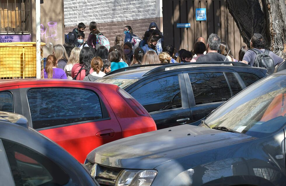 La doble fila en la puerta de las escuelas mendocinas es la problemática que se repite año a año