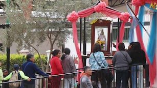 De manera incesante los fieles hacen su pasaje ante la sagrada imagen de la Virgen del Rosario de Río Blanco y Paypaya, implorando su bendición y protección.