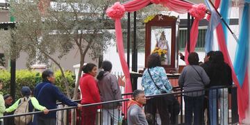 De manera incesante los fieles hacen su pasaje ante la sagrada imagen de la Virgen del Rosario de Río Blanco y Paypaya, implorando su bendición y protección.