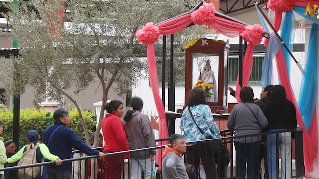 De manera incesante los fieles hacen su pasaje ante la sagrada imagen de la Virgen del Rosario de Río Blanco y Paypaya, implorando su bendición y protección.