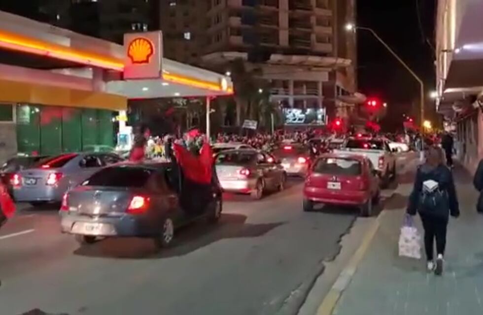 Hinchas de Colón celebraron a pesar de la crisis sanitaria y Perotti los criticó