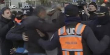 El momento de los incidentes con los docentes en el Puente La Noria.