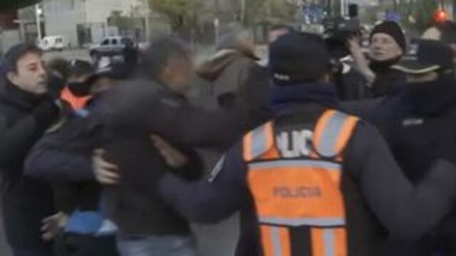 El momento de los incidentes con los docentes en el Puente La Noria.