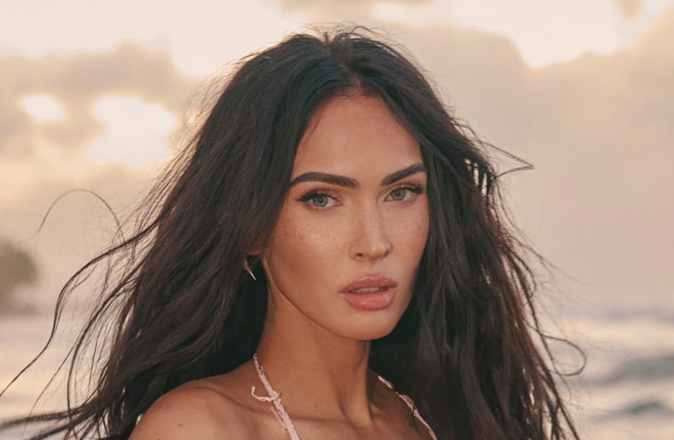 Megan Fox posó sin ropa para la tapa de una revista y solo usó piedritas para cubrirse