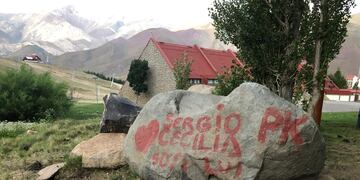 Grafitis en una roca de Las Leñas.