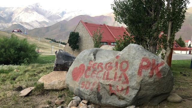 Grafitis en una roca de Las Leñas.