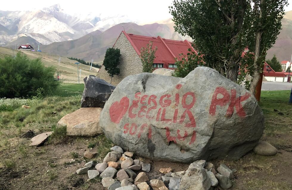 Visitaron Las Leñas, hicieron grafitis en una roca y fueron escrachados en las redes