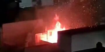 Videos que se publicaron por Twitter muestran como el fuego llegó hasta lo alto del edificio de ocho pisos. (Twitter / @Marcelo_MM2023)