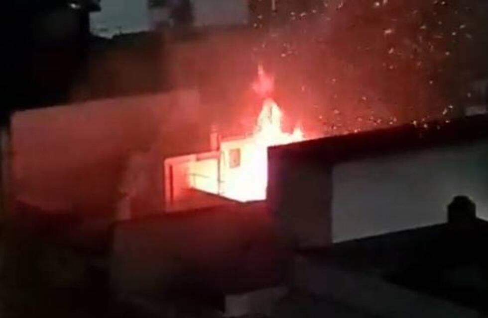 Impresionante incendio en Belgrano: cuatro personas debieron ser asistidas por inhalación de humo