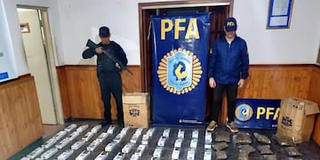 Operativo policial en Puerto Iguazú: decomisaron drogas y cigarrillos de contrabando.