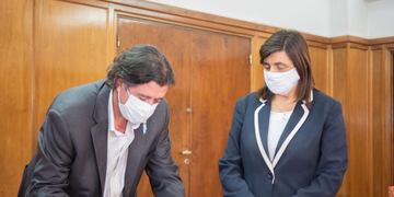 Los min istros de Cultura, Mariana Juri y de Gobierno, Víctor Ibáñez firman el acuerdo para la participación de mil artistas en la Vendimia 2021. Gentileza Gobierno de Mendoza