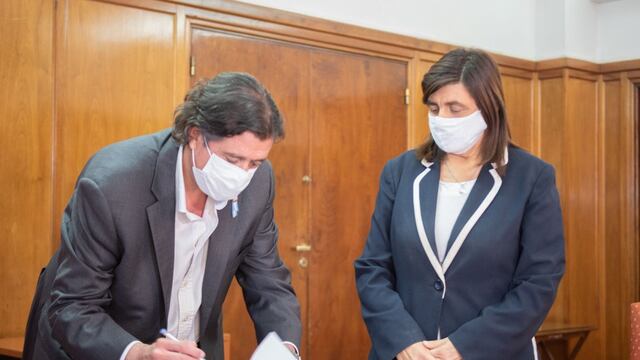 Los min istros de Cultura, Mariana Juri y de Gobierno, Víctor Ibáñez firman el acuerdo para la participación de mil artistas en la Vendimia 2021. Gentileza Gobierno de Mendoza