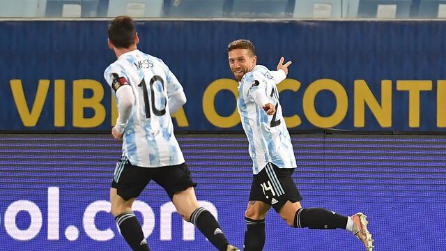 El Papu Gómez y Lionel Messi se divirtieron jugando al básquet.