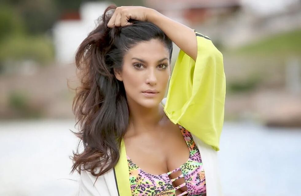 Silvina Escudero encandiló Instagram con una foto con poca ropa: camisa abierta y lencería