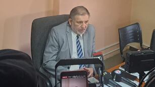 El fiscal regional de Violencia de Género, Walter Rondón, en conferencia de prensa por el caso del femicidio de Florencia Sayes.