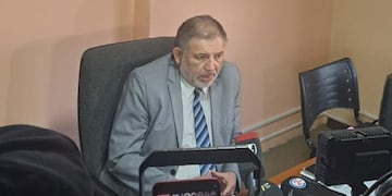 El fiscal regional de Violencia de Género, Walter Rondón, en conferencia de prensa por el caso del femicidio de Florencia Sayes.