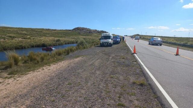 Una camioneta terminó dentro de una laguna en Córdoba.