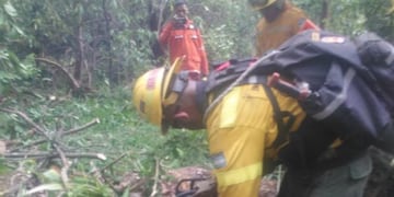 Siguen los trabajos para combatir el incendio en Santa Ana