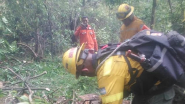Siguen los trabajos para combatir el incendio en Santa Ana