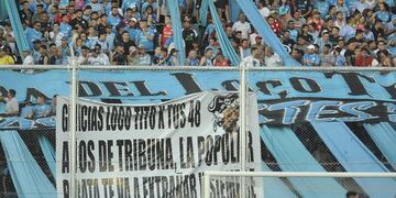 La bandera con la despedida del "Loco Tito" en la tribuna de los Piratas de Belgrano. (Javier Ferreyra / La Voz)