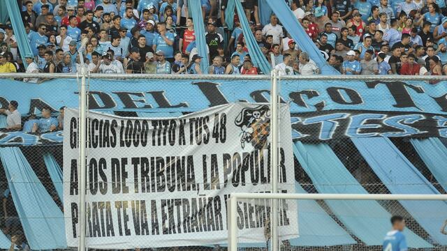 La bandera con la despedida del "Loco Tito" en la tribuna de los Piratas de Belgrano. (Javier Ferreyra / La Voz)