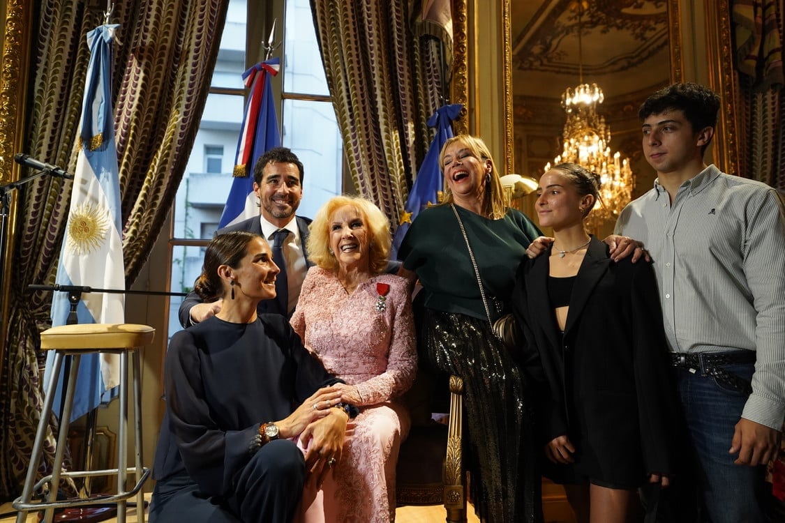 Mirtha Legrand, condecorada por Francia con la Orden Nacional de la Legión de Honor. (Foto: Martín Bonetto / Clarín)