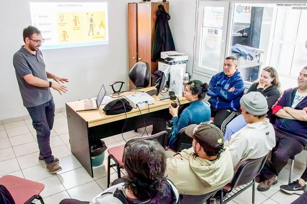 La Municipalidad de Río Grande capacitó al personal para fortalecer la prevención y la seguridad en los distintos espacios municipales.