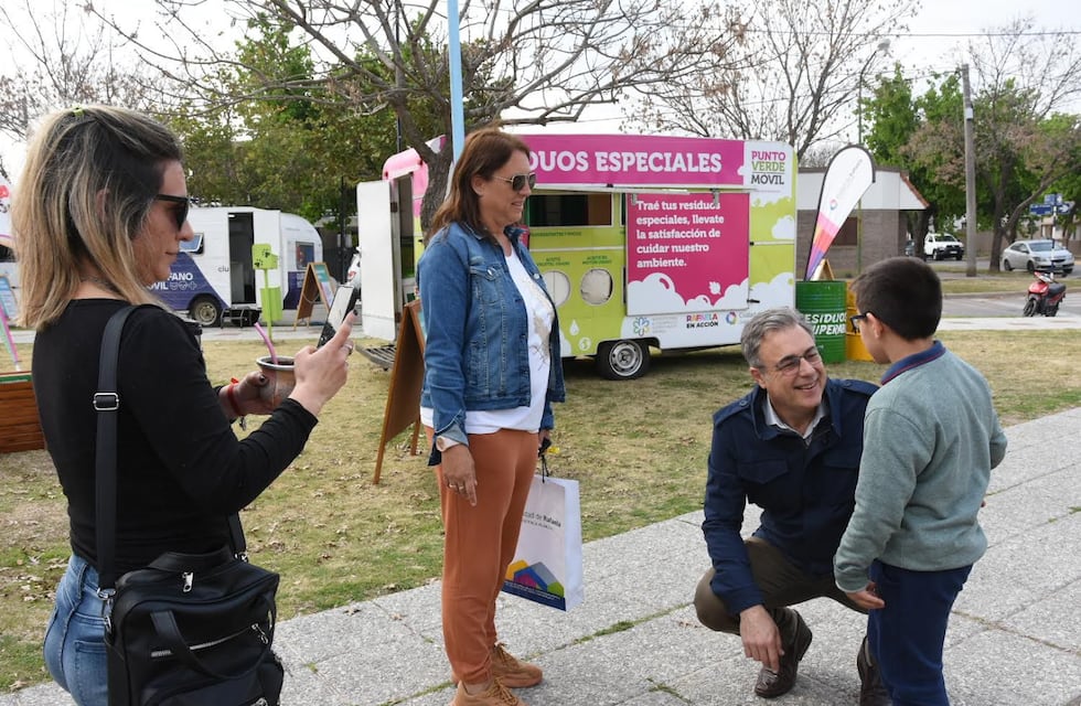 El Intendente Luis Castellano visitó Rafaela en Acción en la Plaza del Soldado