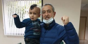 El funcionario se hizo amigo de la familia Bastian, un nene que recibe atención médica en el mismo lugar.