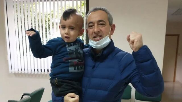 El funcionario se hizo amigo de la familia Bastian, un nene que recibe atención médica en el mismo lugar.