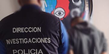 Dos detenidos por atacar a golpes con un arma de fuego a dos jóvenes en Jardín América