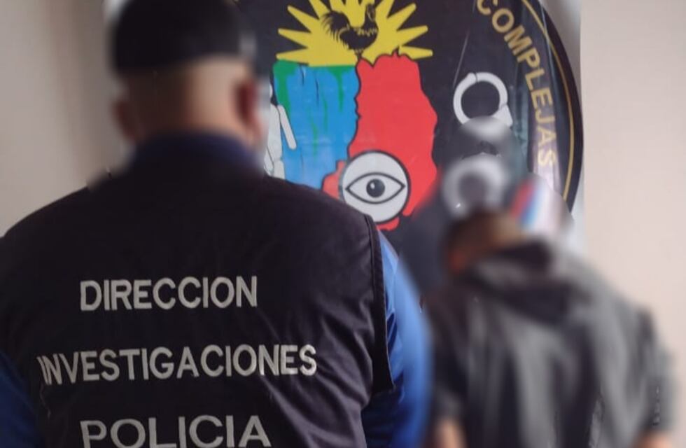 Dos detenidos por atacar a golpes con un arma de fuego a dos jóvenes en Jardín América